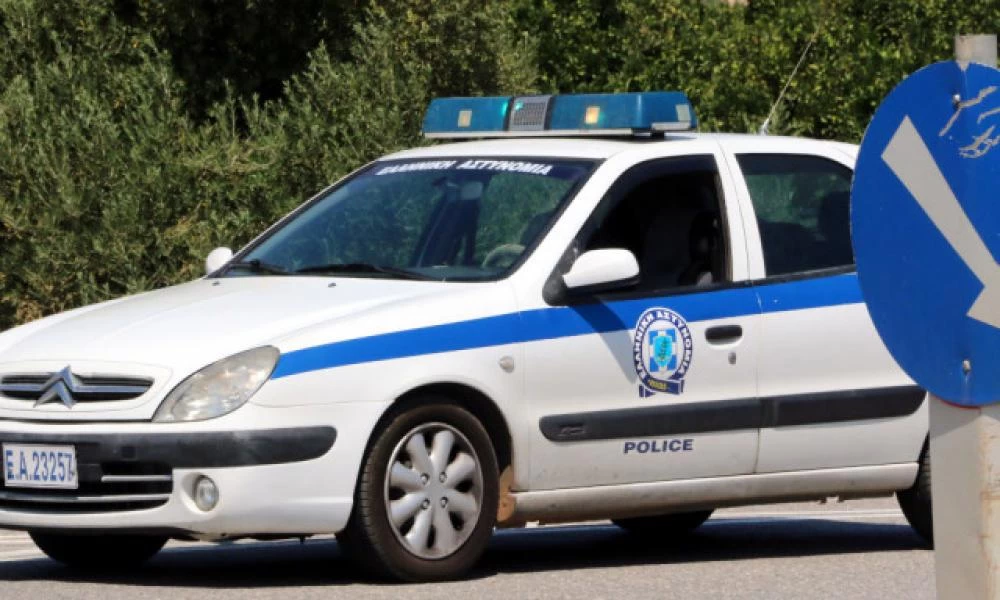 Φθιώτιδα: Αποκολλήθηκε βράχος και έκλεισε ο δρόμος για Καρπενήσι -Χωρίς ρεύμα και νερό από πτώση κεραυνού